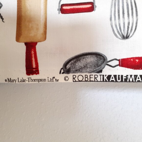 "kiss the cook" Mary Lake-Thompson LTD for Robert Kaufman Fabric White 4 yards - Picture 5 of 7